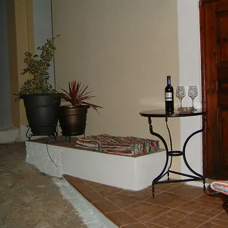 Yiayia's Rum i privatbostad Chalki Town